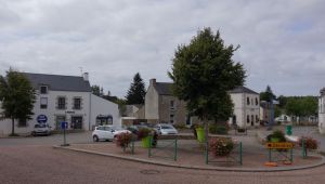 Saint-Allouestre (3) place centrale 16-9 md.JPG